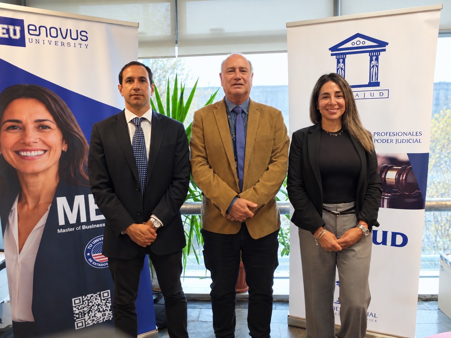 Equipo de Enovus University junto al presidente de APRAJUD tras la firma del convenio