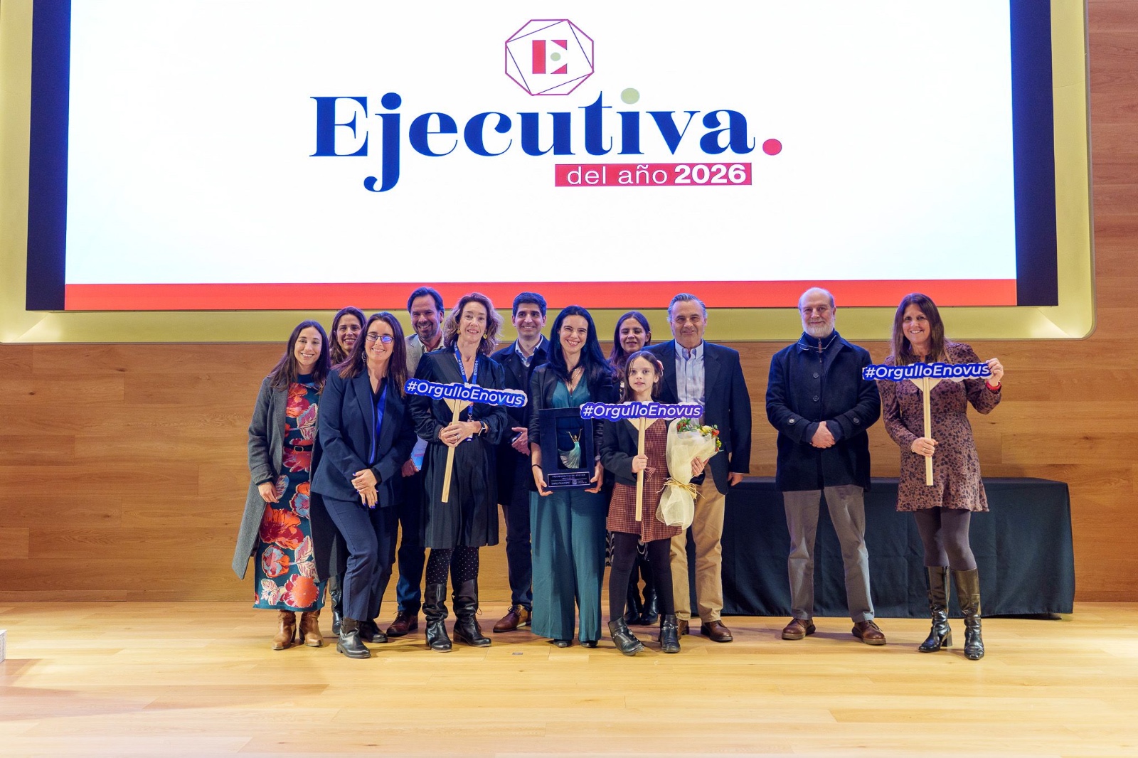 Equipo de Grupo Enovus celebrando el premio Ejecutiva del A&ntilde;o 2026 en el escenario