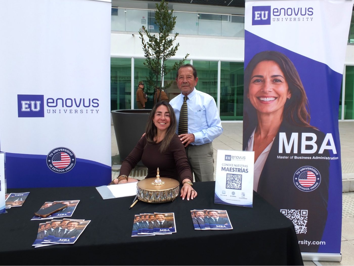 Augusto Jorge Estay Lucero, encargado de Becas y Convenios de Carabineros de Chile, en el stand de Enovus University